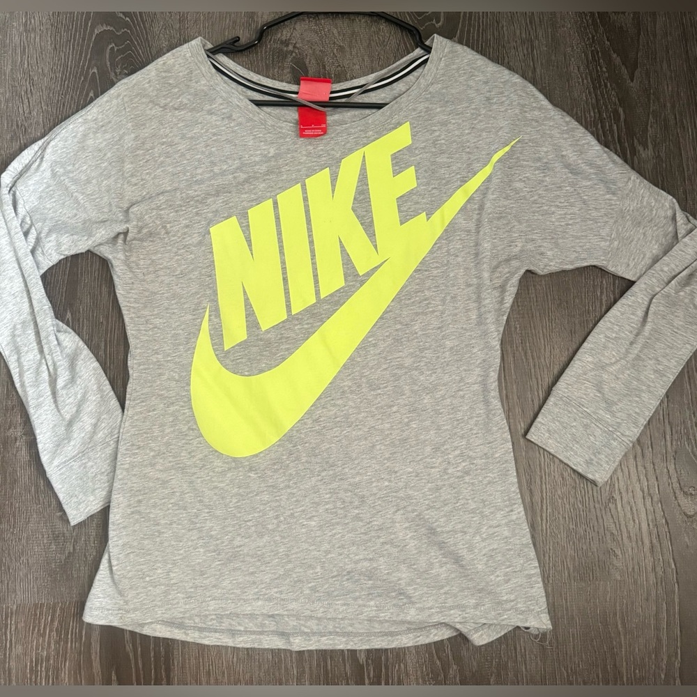 Nike tshirt size small